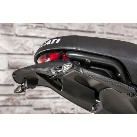 Garde boue arriere carbone / passage de roue : support de plaque DUCATI 800 SCRAMBLER